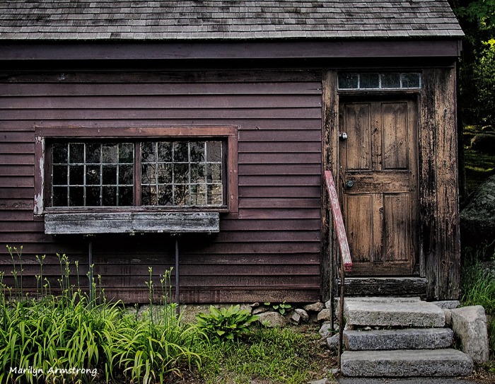 A stoop from the 1700s is still a stoop ... even though it's in Upton, Massachusetts rather than New York