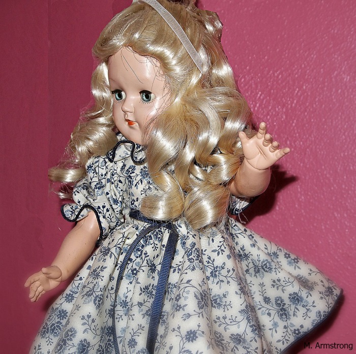 Barbie Case 1976 with Barbie & 3 Ginny Dolls