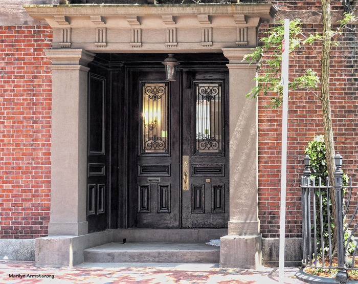 An entryway and door in one of the rather pricey areas of Beacon Hill. Okay, they are all pricey. Some are just breathtakingly expensive. Others? Just a couple of million dollars with a likely discount for cash.